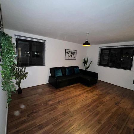 Impeccable 2-Bed Apartment In Grays London エクステリア 写真