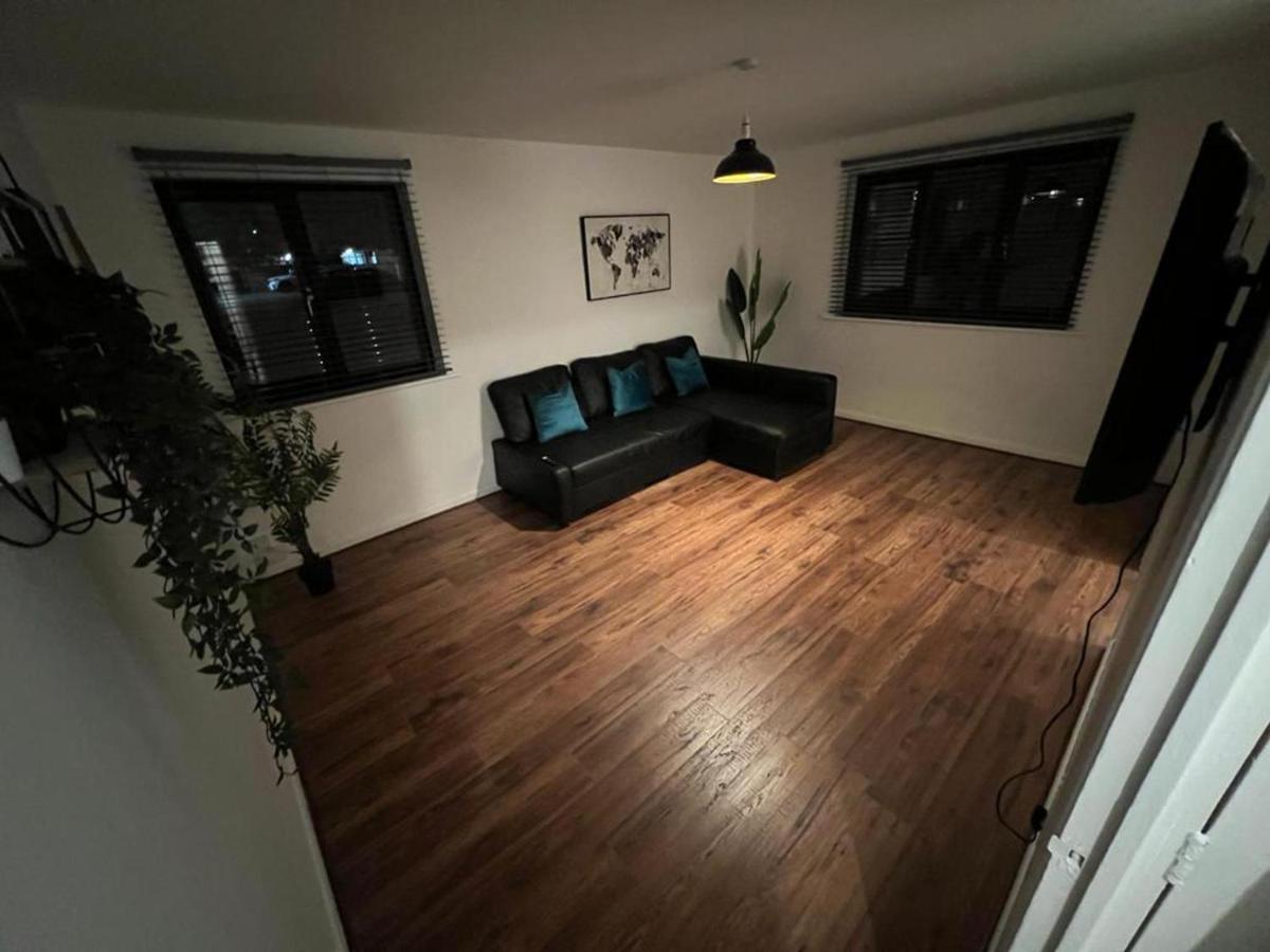 Impeccable 2-Bed Apartment In Grays London エクステリア 写真