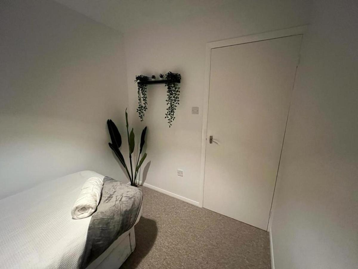 Impeccable 2-Bed Apartment In Grays London エクステリア 写真