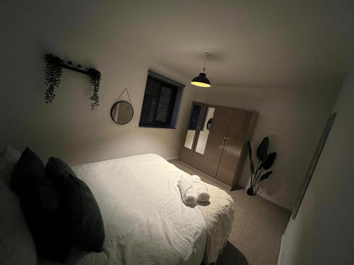 Impeccable 2-Bed Apartment In Grays London エクステリア 写真