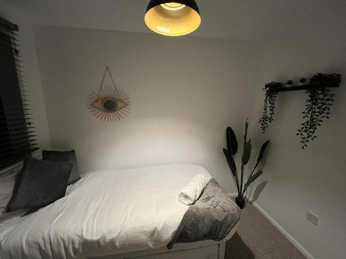 Impeccable 2-Bed Apartment In Grays London エクステリア 写真