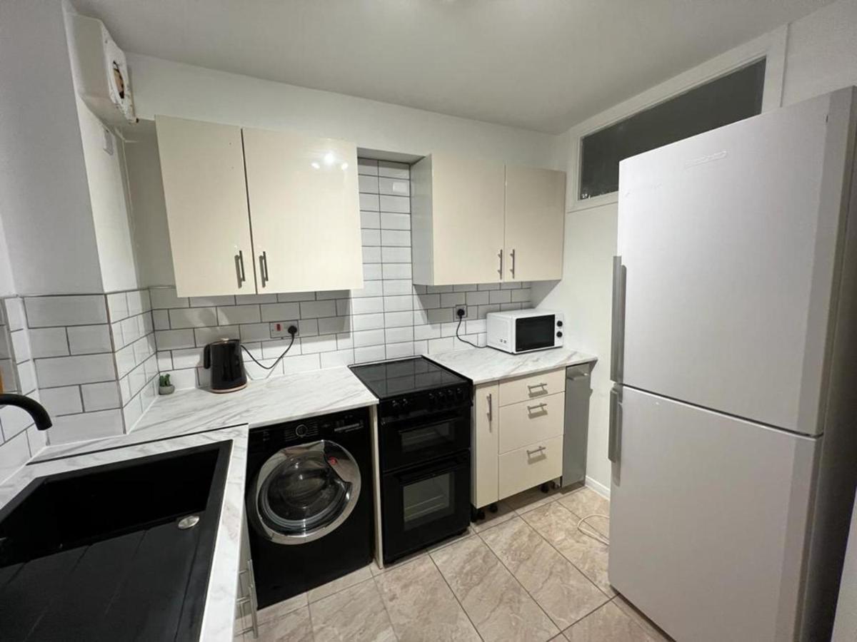 Impeccable 2-Bed Apartment In Grays London エクステリア 写真