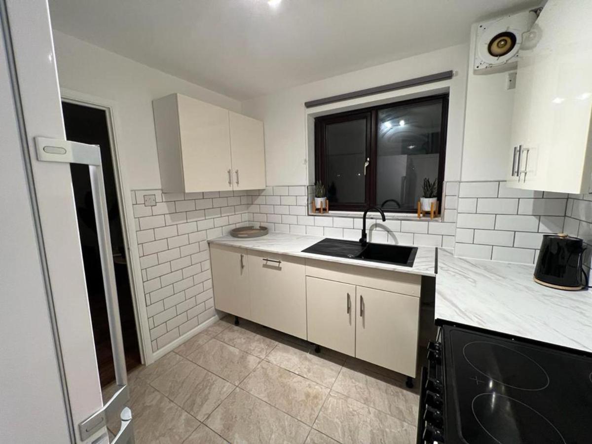 Impeccable 2-Bed Apartment In Grays London エクステリア 写真