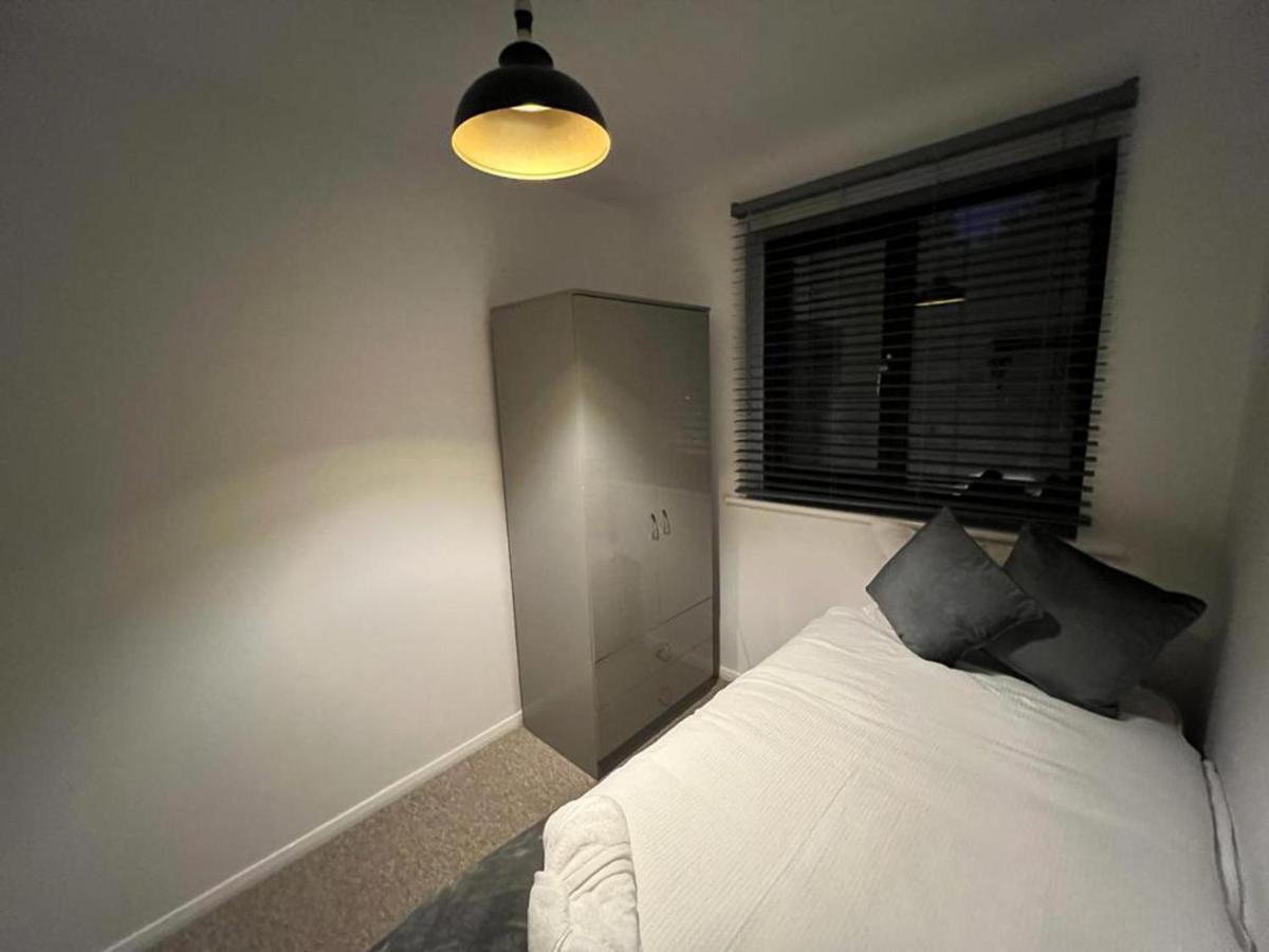 Impeccable 2-Bed Apartment In Grays London エクステリア 写真