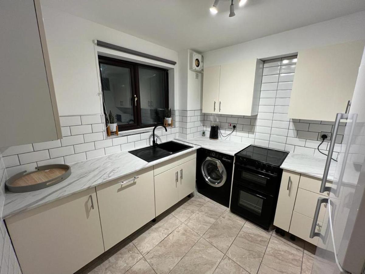 Impeccable 2-Bed Apartment In Grays London エクステリア 写真