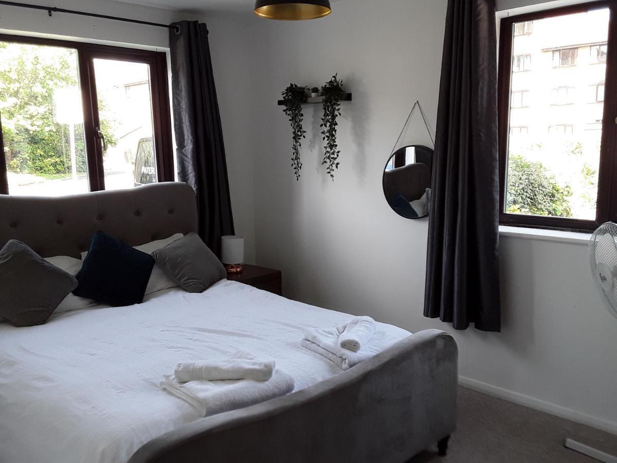 Impeccable 2-Bed Apartment In Grays London エクステリア 写真